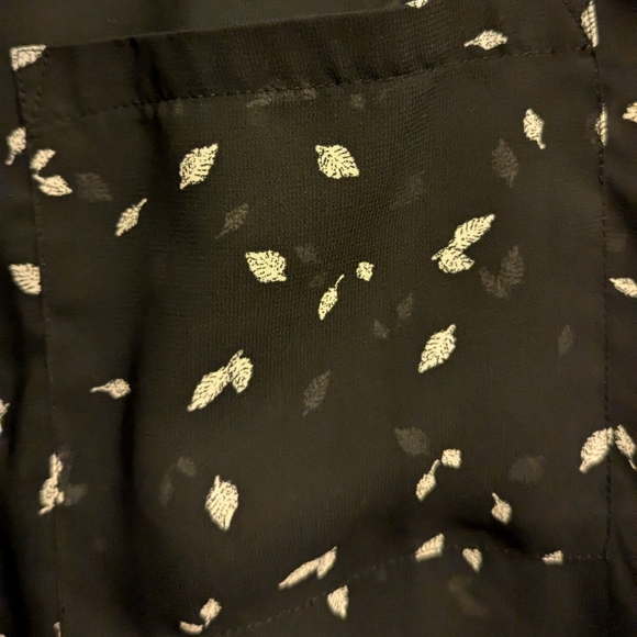 Maurices Black and White Feather Print Blouse size 3 - Picture 4 of 7